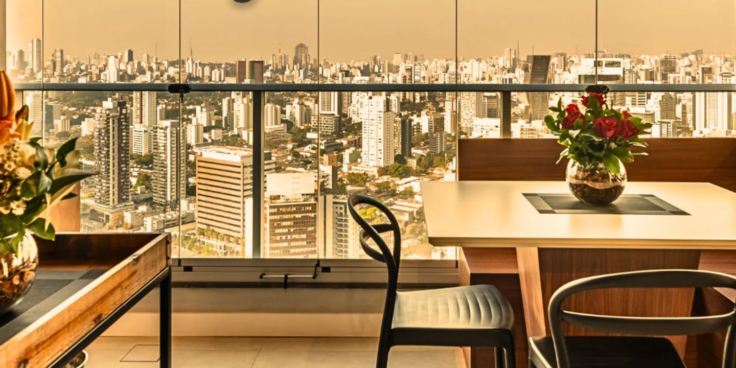 Vista de São Paulo contrastando região residencial e eixo corporativo